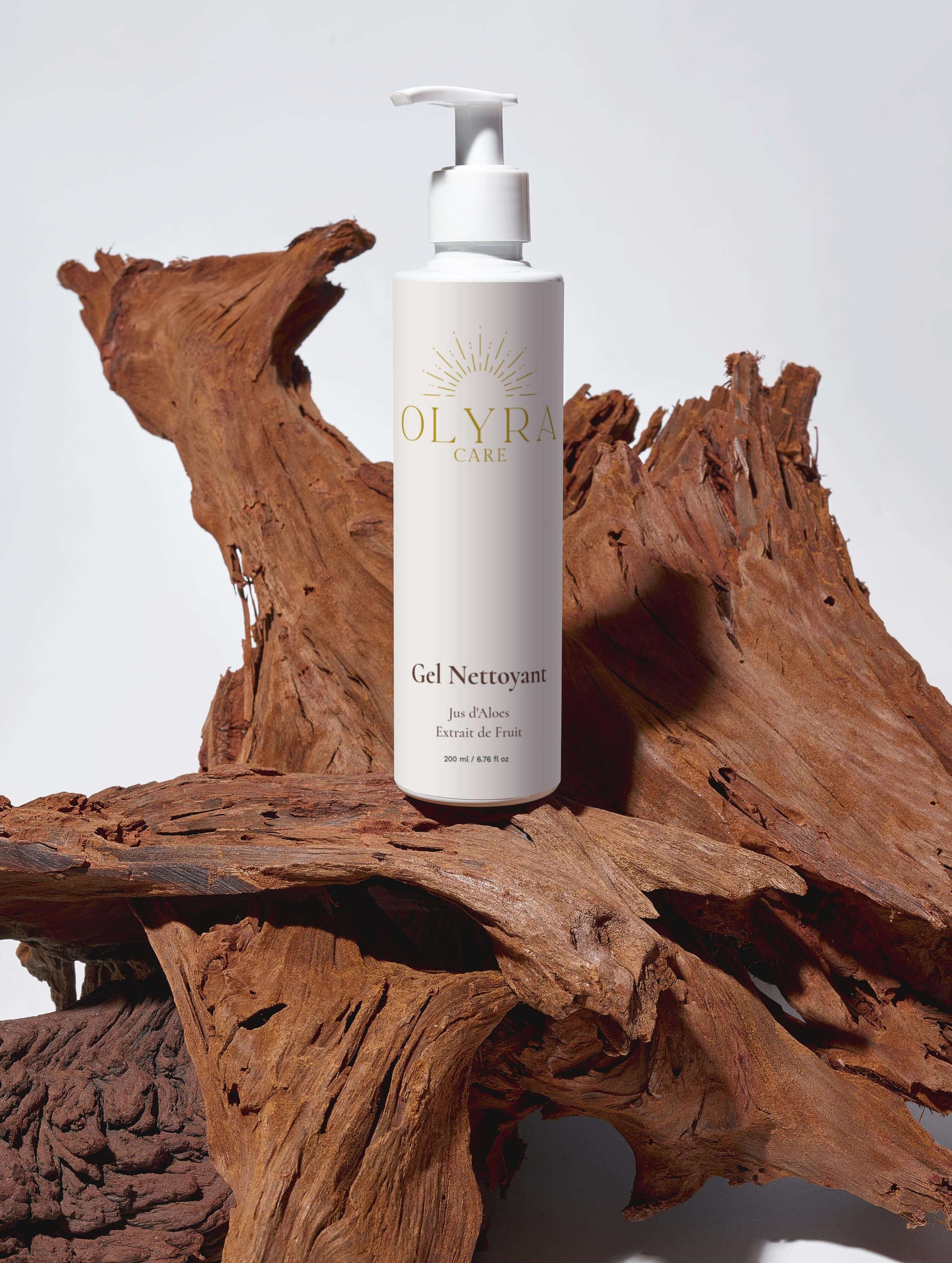 Gel nettoyant visage Olyra Care sur un fond en bois naturel, pour une pureté et fraîcheur optimales.