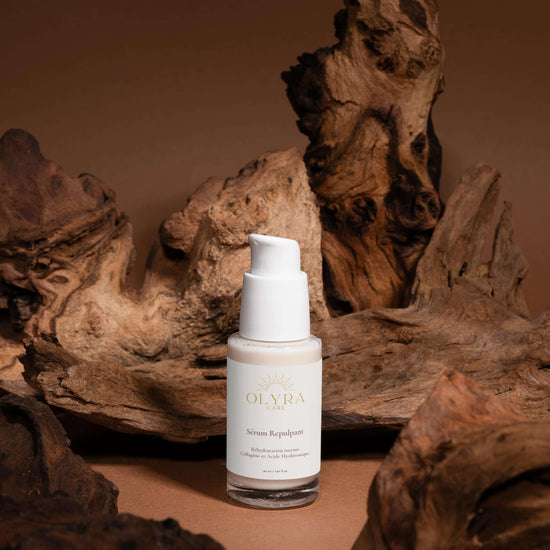 Sérum Repulpant – Collagène & Acide Hyaluronique sur fond de bois naturel.