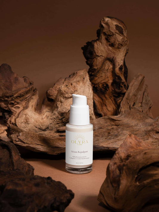 Sérum Repulpant – Collagène & Acide Hyaluronique sur fond de bois naturel.